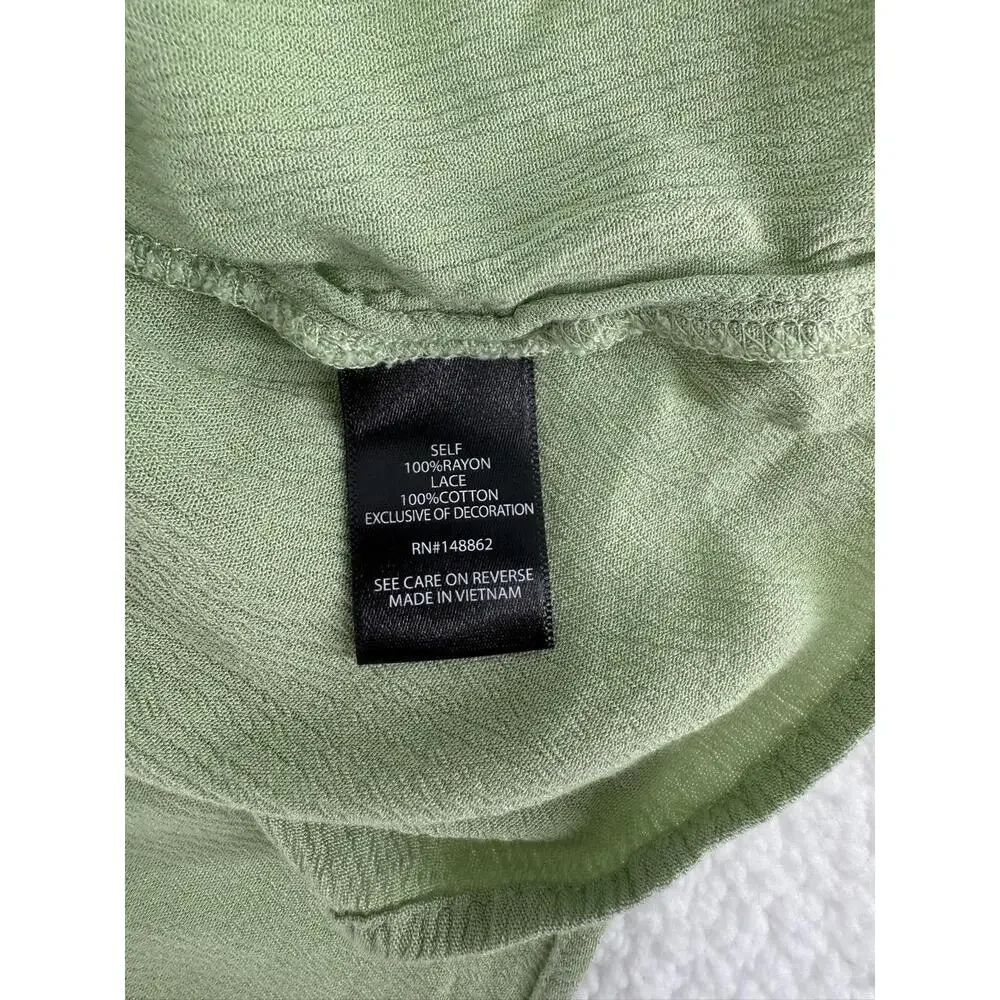 TORRID Green Short Sleeves VNeck Crochet‎ Detailing Tie Closure Blouse Size 2